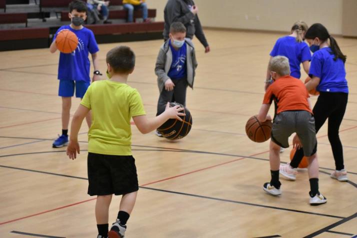 kids playing basketball